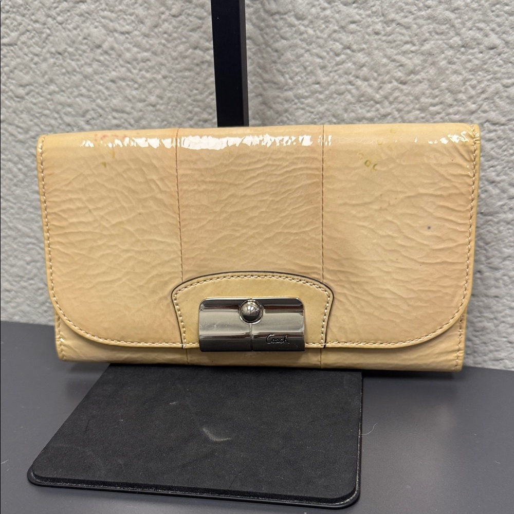 Coach Kristin Beige Patent Leather l Clutch